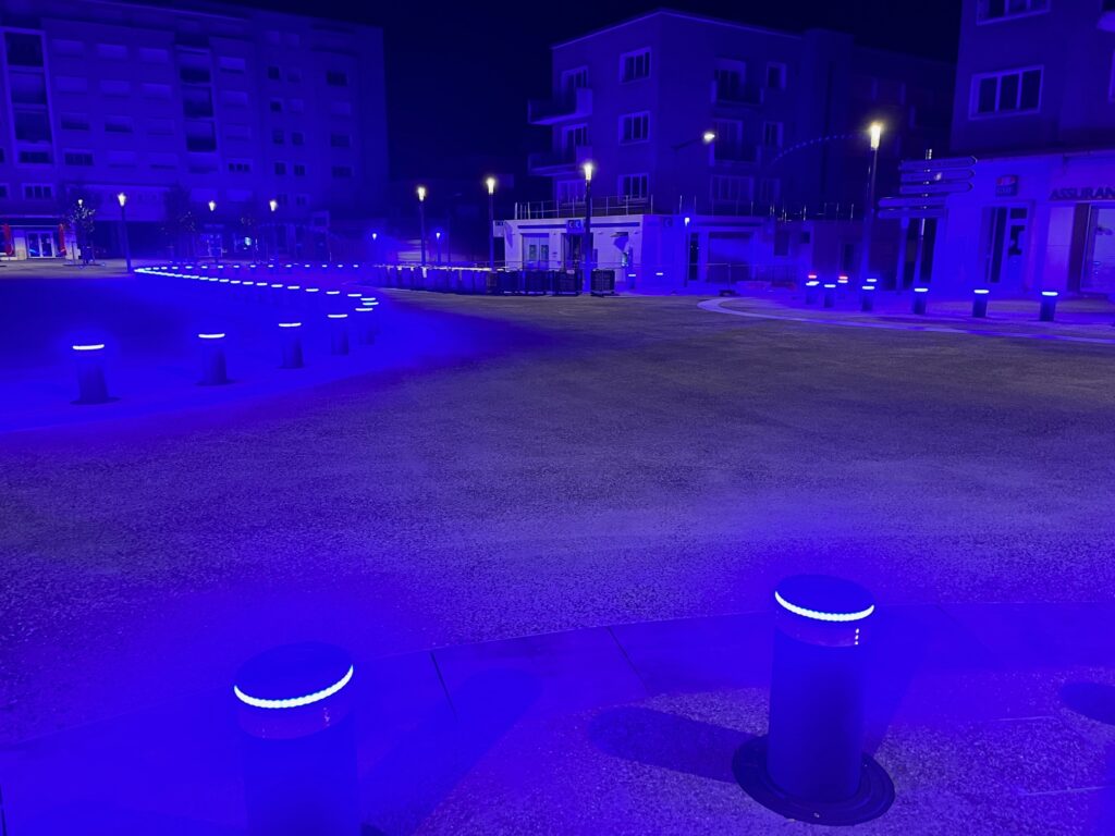 Photo des bornes escamotable à Maubeuge, de nuit