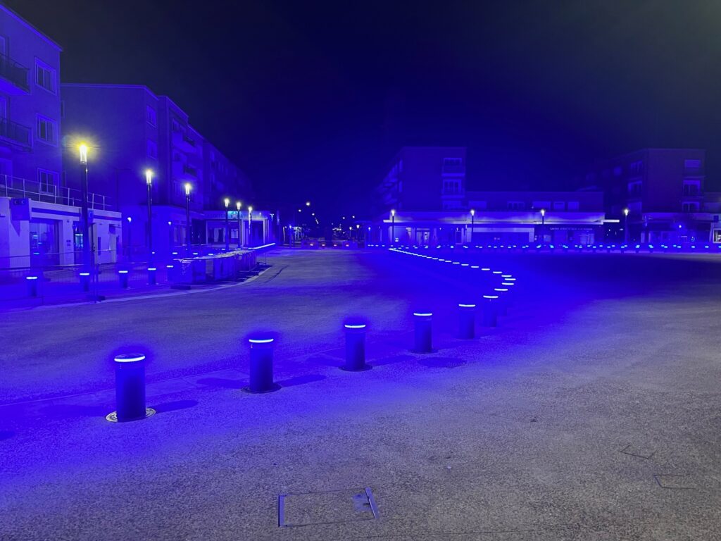 Photo des bornes semi-automatiques à Maubeuge, de nuit