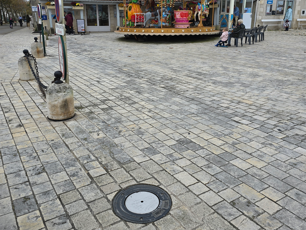 Photo d'une borne escamotable manuelle de contrôle d'accès en position ouverte dans un lieu public