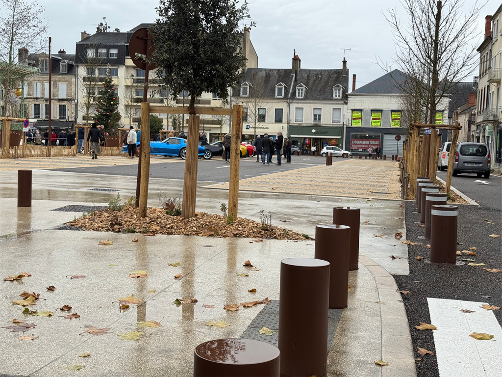 Photo de bornes fixes anti-bélier délimitant une place publique