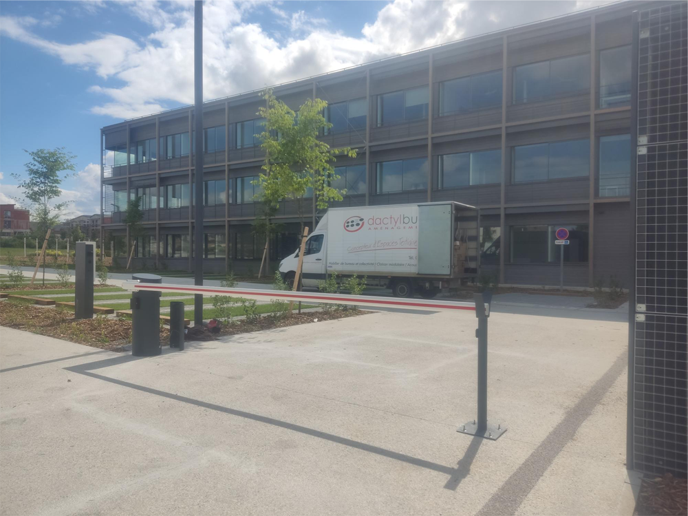 Barrière automatique de contrôle d'accès sécurisant un campus étudiant à Bourges