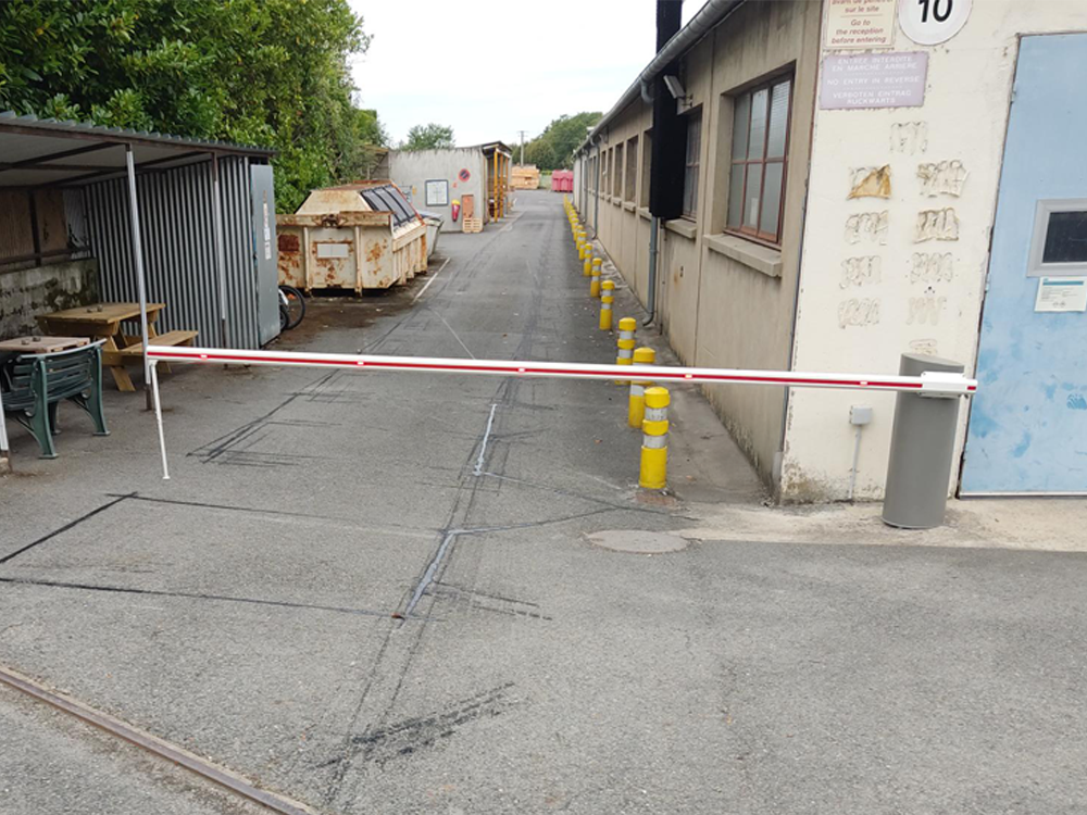 Barrière automatique de contrôle d'accès protégeant une entreprise dans la commune de Charost