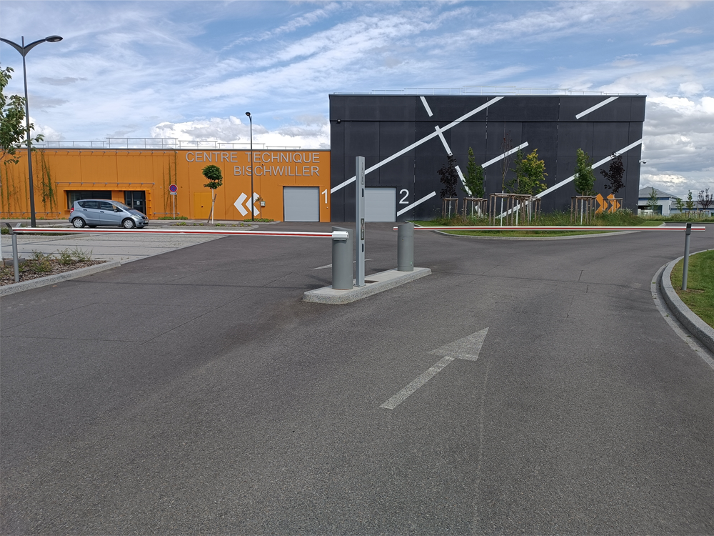 Barrière automatique de contrôle d'accès sécurisant le centre technique de la ville de Bischwiller