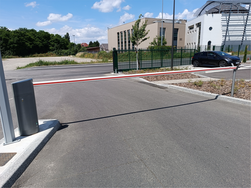 Photo d'une barrière automatique de contrôle d'accès dans une entreprise